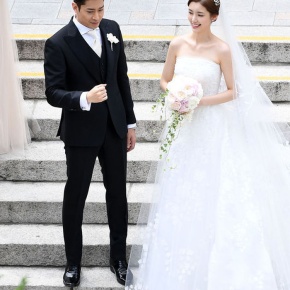 Đám cưới Eric Mun và Na Hye Mi: Chú rể ân cần đưa cô dâu vào lễ đường, dàn phù rể “quậy” hết mình